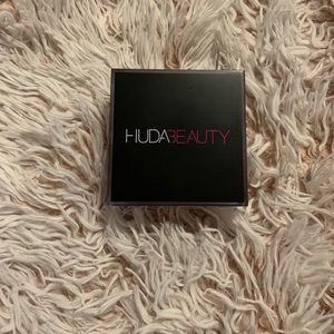 HUDA BEAUTY Easy Bake Loose Baking Setting Powder
